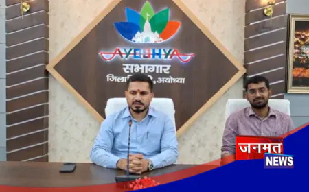 अयोध्या: नवागत डीएम ने रामलला के दर्शन के बाद किया पदभार ग्रहण, कहा- रामनगरी में कार्य करना गौरव की बात