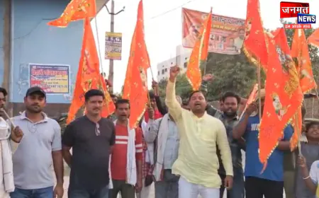 चंदौली में विश्व हिंदू रक्षा परिषद का प्रदर्शन, खड़गे से माफी की मांग; आंदोलन की दी चेतावनी