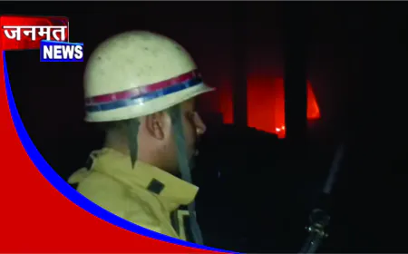 इलेक्ट्रॉनिक्स शोरूम में भीषण आग, नगदी समेत 2 करोड़ से ज्यादा का नुकसान