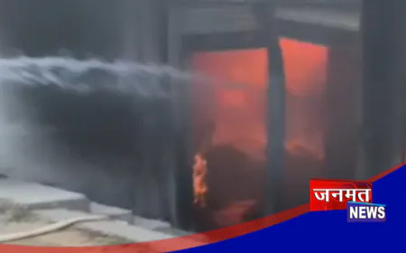 हाथरस: अज्ञात कारणो के चलते टेंट की दुकान में लगी भीषण आग, लाखों का सामान जलकर खाक