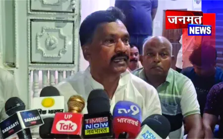 सीतापुर में 15 घंटे बाद सांसद राकेश राठौर ने समाप्त किया धरना