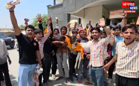 मथुरा: 'गाय को घोषित करो राष्ट्रमाता', गोद में बछड़ा लेकर SDM दफ्तर पहुंचे साधु-संत और गौभक्त