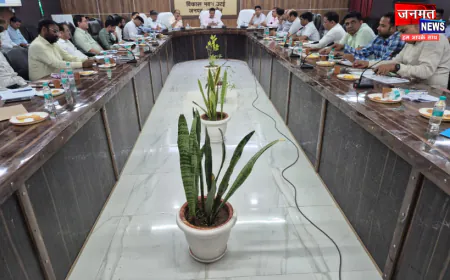 उरई: समीक्षा बैठक में 292 परियोजनाओं की परखी प्रगति, जिम्मेदारों को समय से कार्य पूर्ण करने का निर्देश