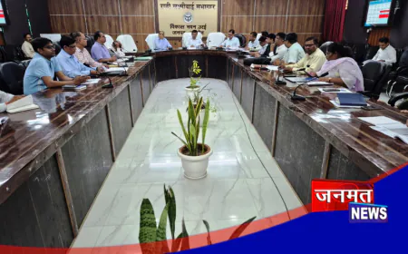उरई: जिला स्वास्थ्य समिति की बैठक में साफ-सफाई, पेयजल और दवाओं की उपलब्धता पर विशेष फोकस