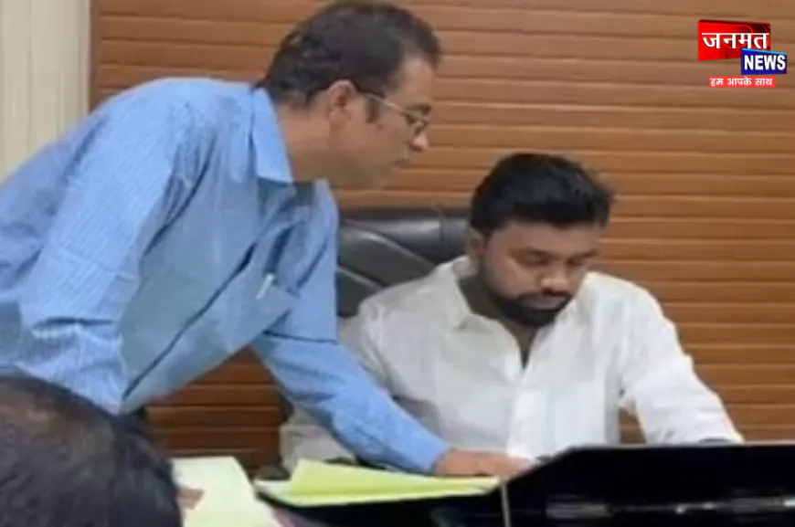 रामपुर: विधायक के बेटे का 'शाही' अंदाज, सरकारी कुर्सी पर बैठ किया अस्पताल का निरीक्षण; डॉक्टर को दिए निर्देश