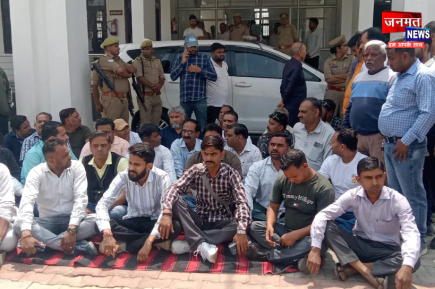 हाथरस: पत्रकार की निर्मम हत्या से आक्रोशित पत्रकारों ने किया जोरदार विरोध प्रदर्शन, सख्त कार्रवाई की मांग