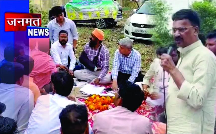 सीतापुर में संविदा कर्मियों के धरने में पहुंचे सांसद राकेश राठौर, बयान को लेकर शुरू हुआ विवाद