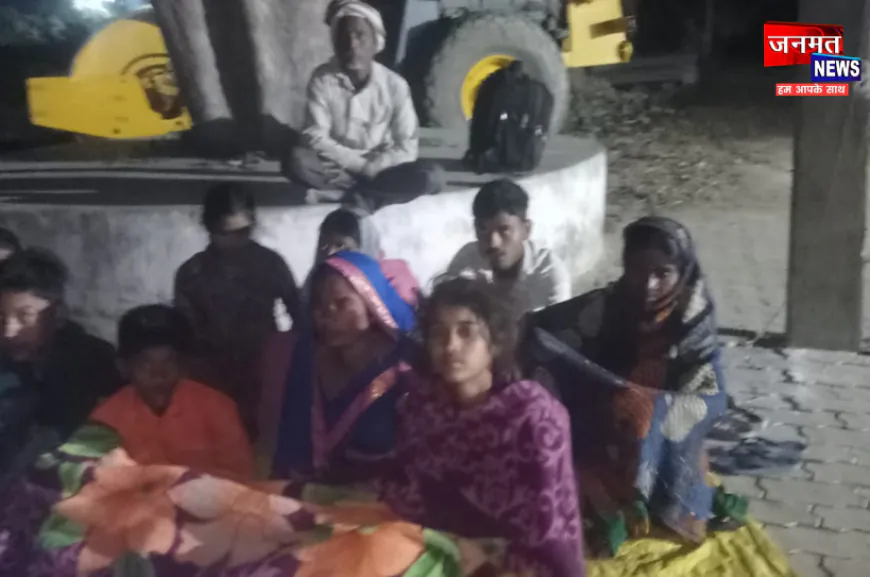 कुशीनगर: तमकुहीराज SDM के रवैये से नाराज़ पीड़ित परिवार का DM आवास पर धरना, मनाने में जुटीं एसडीएम