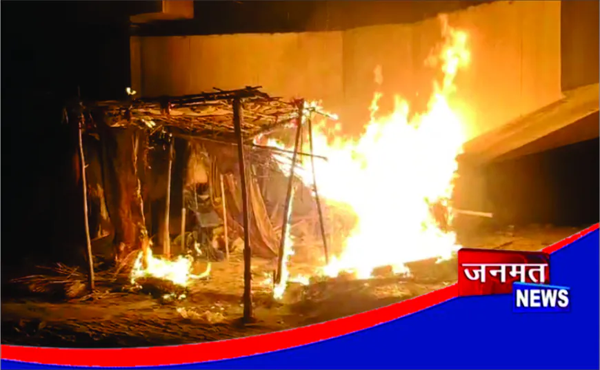 गंगा घाट पर लगी भीषण आग, दो अस्थाई दुकानें जलकर राख, लाखों का नुकसान