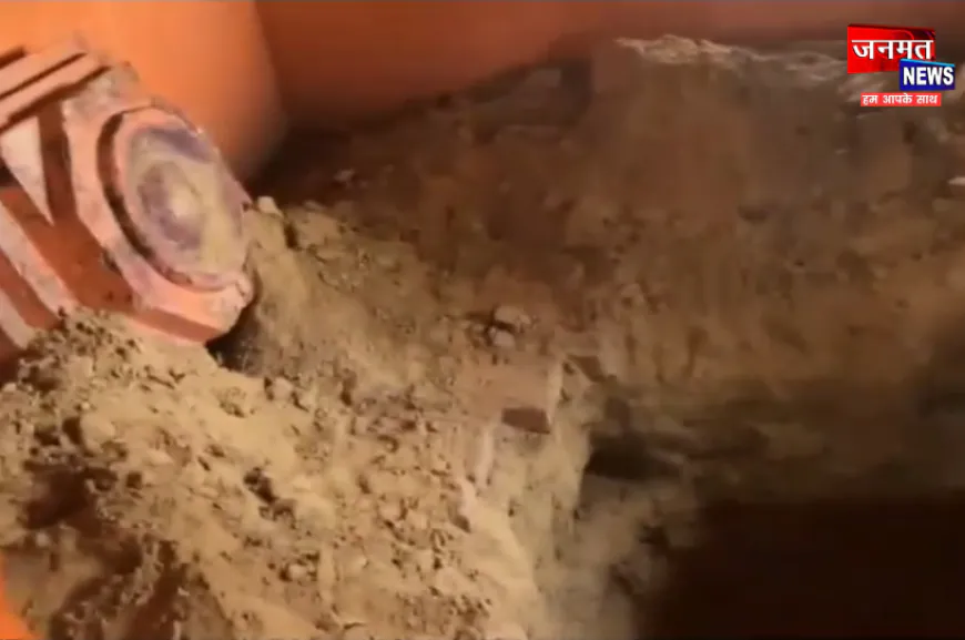 बलरामपुर: खजाने के शक में मंदिर से छेड़छाड़, 100 साल पुराना पिंड उखाड़कर की खुदाई