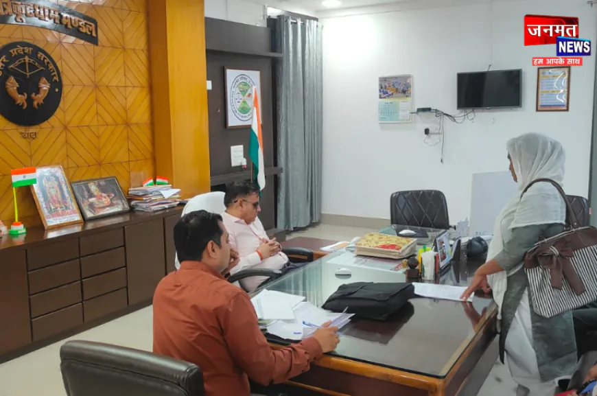 बांदा: महिला किसान नेतृत्वकर्ता के साथ ग्रामीणों ने मंडलायुक्त को सौंपा पांच खदानों का लेखाजोखा, कार्यवाही की मांग