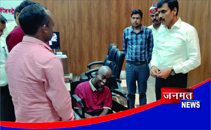 जनसुनवाई में दिव्यांग को  डीएम ने खुद दी ट्राई साइकिल