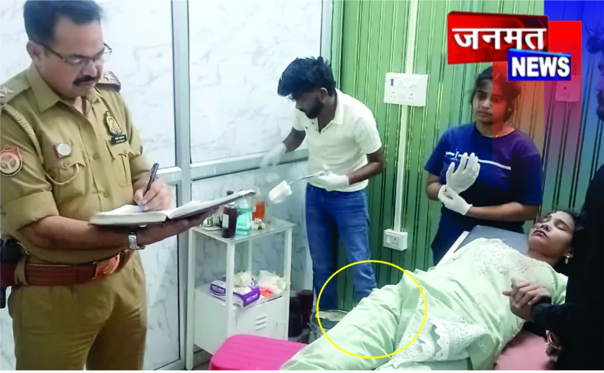 सड़क के गड्ढे ने ली जानलेवा करवट: बाइक फिसलने से महिला गंभीर घायल