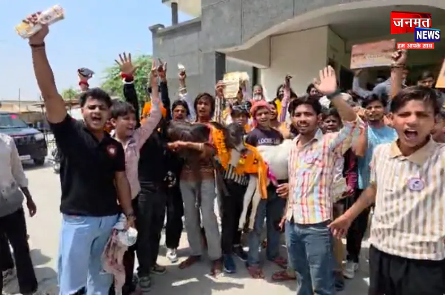 मथुरा: 'गाय को घोषित करो राष्ट्रमाता', गोद में बछड़ा लेकर SDM दफ्तर पहुंचे साधु-संत और गौभक्त