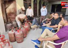 फर्रुखाबाद: निर्माणाधीन मकान में खाद्य रसद विभाग की छापेमारी, मिले कई अवैध सिलेंडर