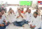उरई नगर पालिका में सभासदों का धरना, ईओ पर करोड़ों के घोटाले के लगाए आरोप