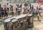 कानपुर देहात: अनियंत्रित होकर गड्ढे में गिरी तेज रफ्तार स्कूल वैन, बच्चों को आई मामूली चोटें