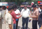 हरदोई: भीषण गर्मी में ड्यूटी कर रहे ट्रैफिक पुलिसकर्मियों को युवा कांग्रेस ने वितरित किया पेठा और मट्ठा