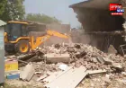 बहराइच: खलिहान की जमीन पर बने मदरसे और दुकानों पर चला बुलडोजर, हाईकोर्ट ने दिया था आदेश