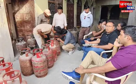 फर्रुखाबाद: निर्माणाधीन मकान में खाद्य रसद विभाग की छापेमारी, मिले कई अवैध सिलेंडर