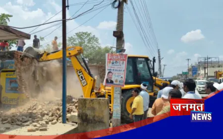 महराजगंज में अवैध अतिक्रमण पर चला बुलडोजर, संकरी गली का रास्ता साफ; कोर्ट के आदेश पर हुई कार्यवाही