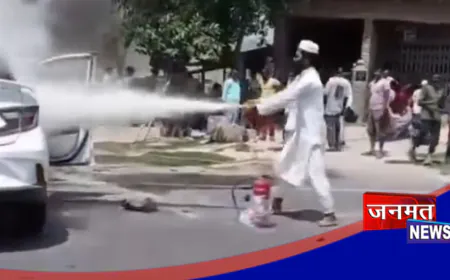 बहराइच: जलती कार में फंसी थीं जिंदगियां, मदरसे के शिक्षकों ने फरिश्ता बन बचाई कई लोगों की जान