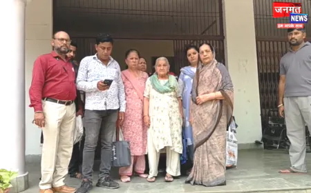 मथुरा: रिहायशी कॉलोनी में चल रहीं व्यावसायिक गतिविधियां, विरोध में जिलाधिकारी को सौंपा ज्ञापन