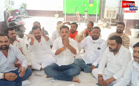 उरई नगर पालिका में सभासदों का धरना, ईओ पर करोड़ों के घोटाले के लगाए आरोप