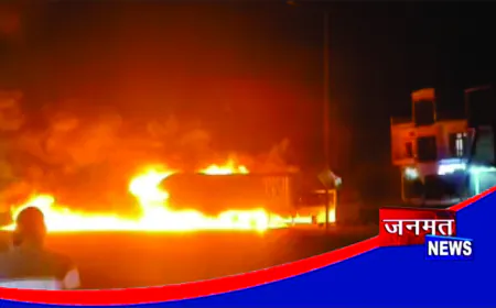 ट्रक, बस और बाइक की भिड़ंत के बाद लगी भीषण आग, मचा हड़कंप