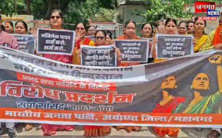 अयोध्या: पीएम मोदी पर अभद्र टिप्पणी को लेकर भाजपा महिला मोर्चा का प्रदर्शन, सपा सांसद से माफी की मांग