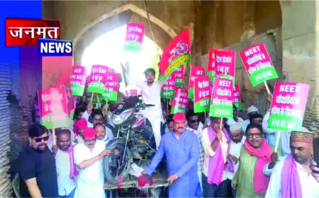 बढ़ती महंगाई के विरोध में सपा का प्रदर्शन, ठेले पर मोटरसाइकिल रखकर जताया विरोध