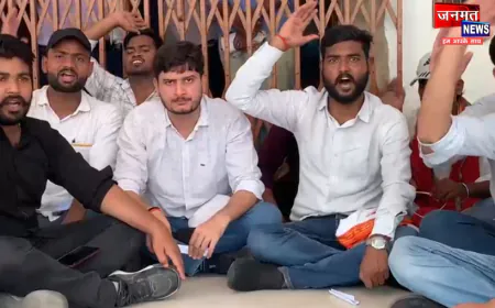 काशी विद्यापीठ में छात्रों का धरना, एजेंसी पर गंभीर आरोप; पेपर देने के बाद भी लगाया जा रहा ‘Absent’