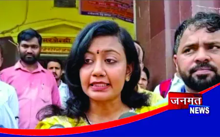 वेतन न मिलने से संविदा डॉक्टरों और पैरामेडिकल स्टाफ का प्रदर्शन, जिला अस्पताल गेट पर जताई नाराजगी