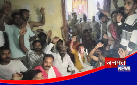रातभर बिजली कटौती से नाराज ग्रामीणों ने बबुरी उपकेंद्र पर जड़ा ताला, अनिश्चितकालीन धरना शुरू