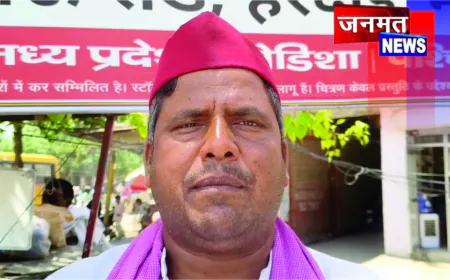 हरदोई में अखिलेश यादव और आजम खान को लेकर लगे विवादित पोस्टर, सपा नेताओं ने फाड़े, भाजपा पर लगाया आरोप