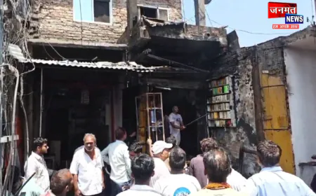 महराजगंज: दुकान में लगी भीषण आग, पुलिस चौकी तक पहुंची लपटें; लाखों का सामान जलकर राख