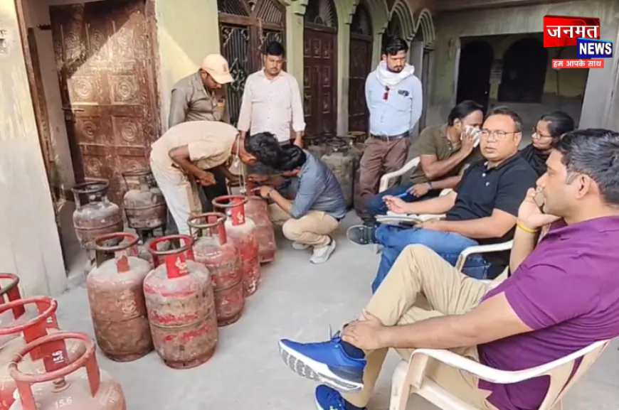 फर्रुखाबाद: निर्माणाधीन मकान में खाद्य रसद विभाग की छापेमारी, मिले कई अवैध सिलेंडर