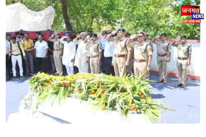उरई: पुलिस के चारों वीर सपूतों को दी गई अंतिम विदाई, शोकाकुल परिवार के साथ लोगों की आंखे हुई नम