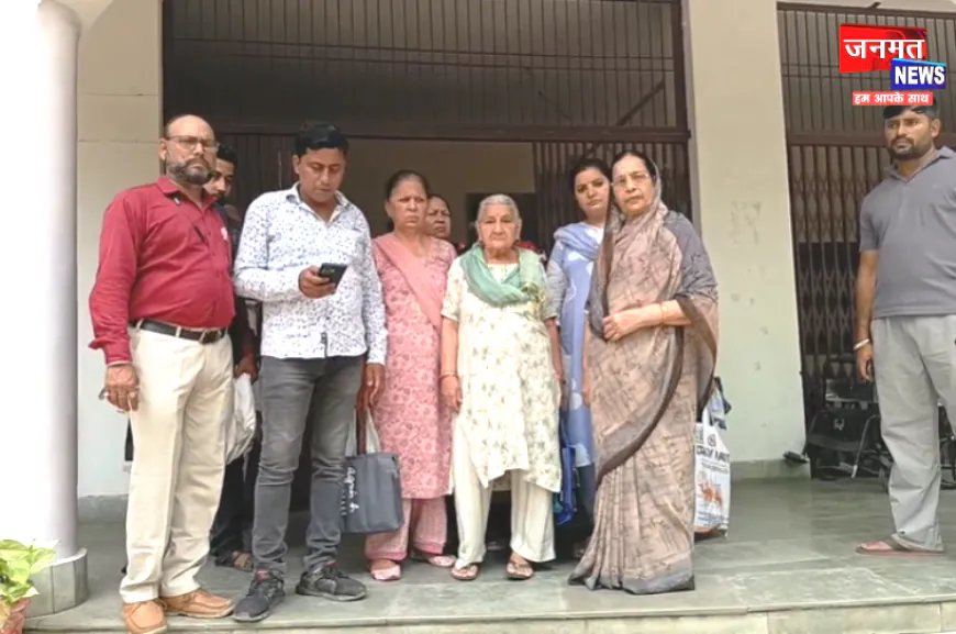 मथुरा: रिहायशी कॉलोनी में चल रहीं व्यावसायिक गतिविधियां, विरोध में जिलाधिकारी को सौंपा ज्ञापन