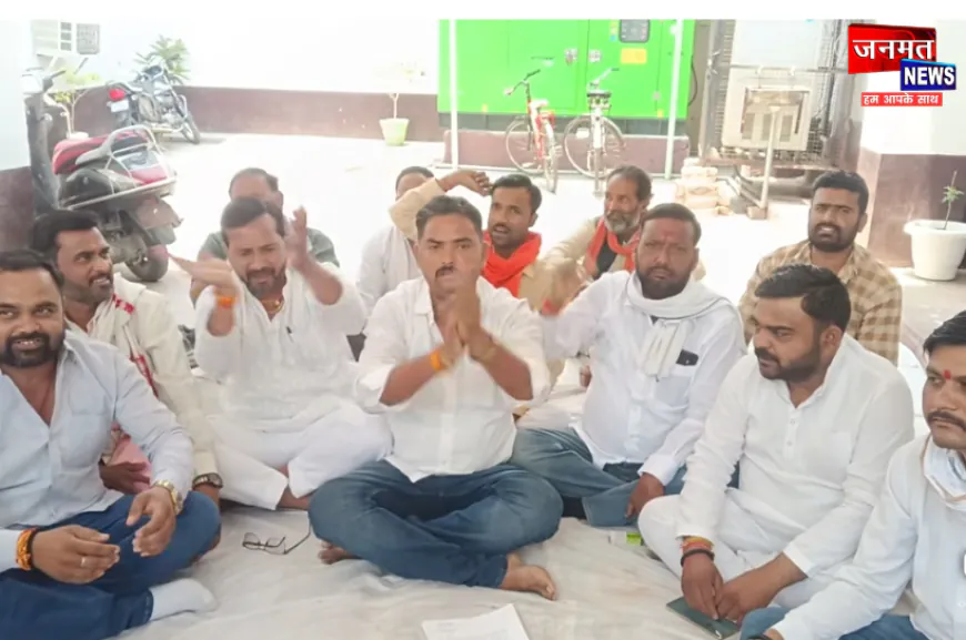 उरई नगर पालिका में सभासदों का धरना, ईओ पर करोड़ों के घोटाले के लगाए आरोप
