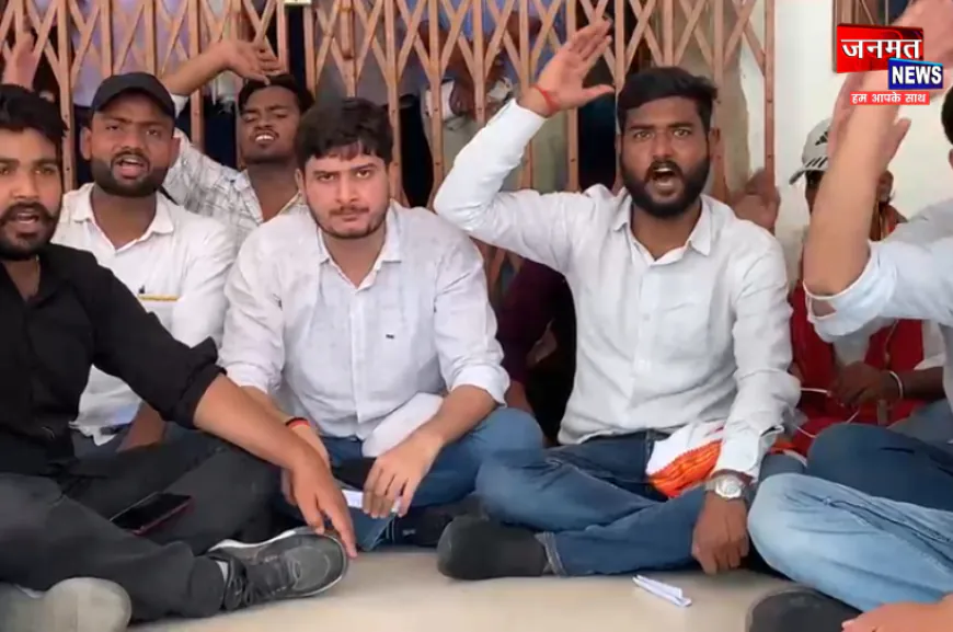 काशी विद्यापीठ में छात्रों का धरना, एजेंसी पर गंभीर आरोप; पेपर देने के बाद भी लगाया जा रहा ‘Absent’