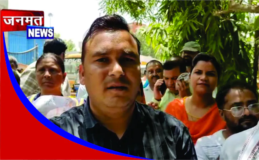 वेतन न मिलने से एनएचएम संविदा कर्मचारियों का कार्य बहिष्कार, मेडिकल कॉलेज गेट पर प्रदर्शन