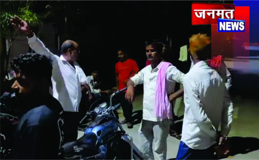 कन्नौज में तेज रफ्तार अज्ञात वाहन ने ट्रैक्टर में मारी टक्कर, बाइक सवार समेत 3 की मौत