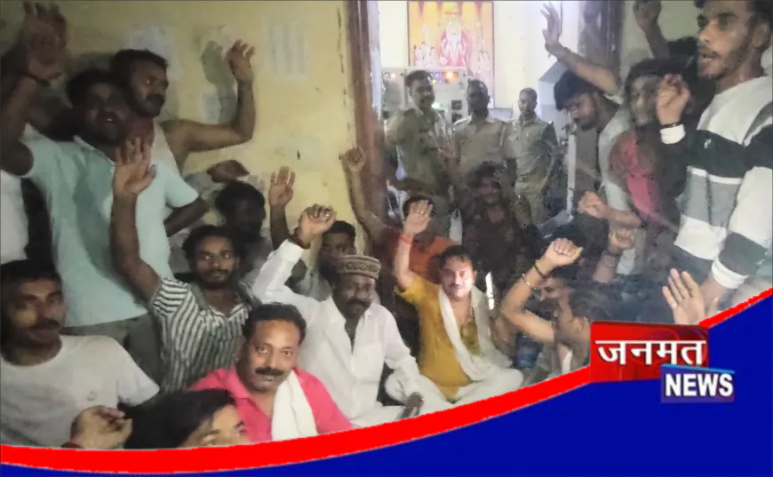 रातभर बिजली कटौती से नाराज ग्रामीणों ने बबुरी उपकेंद्र पर जड़ा ताला, अनिश्चितकालीन धरना शुरू