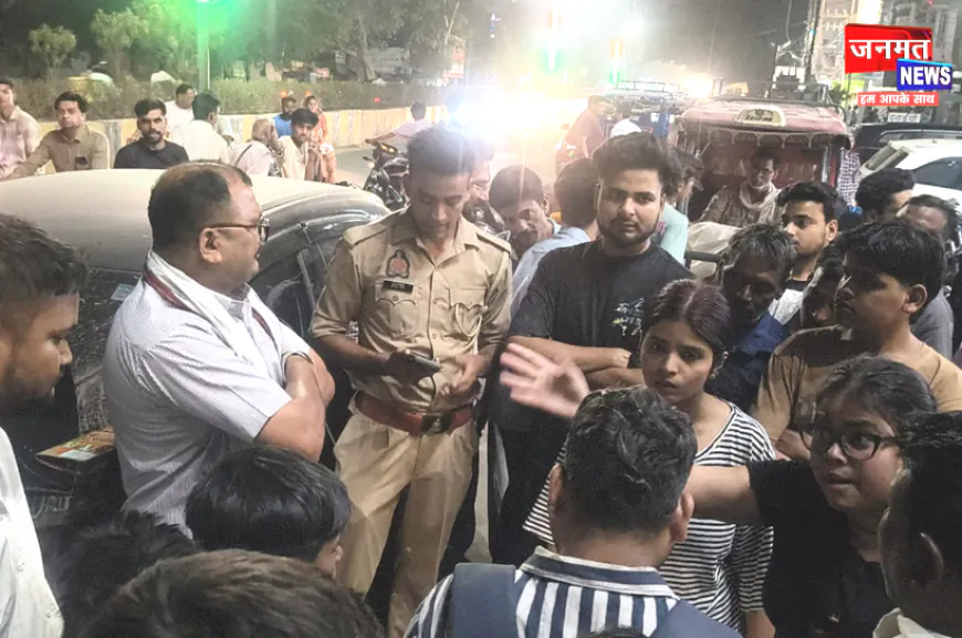 एटा: स्कूटी सवार लड़कियों का पीछा करने पर हाईवोल्टेज ड्रामा, कार सवार दरोगा और पुलिसकर्मी पर लगा आरोप