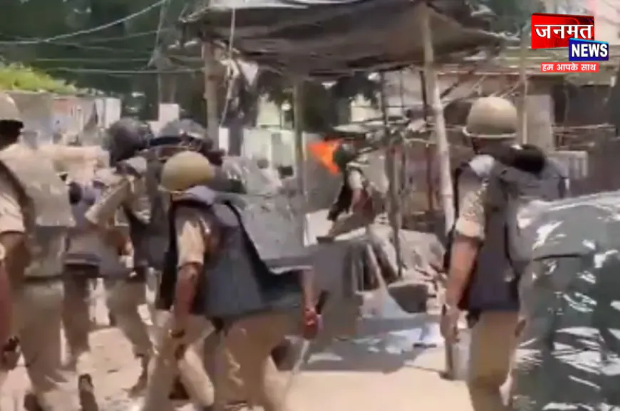 लखनऊ में पुलिस और वकीलों के बीच बढ़ा तनाव, बार काउंसिल के 600 लाठियां बांटने पर बवाल