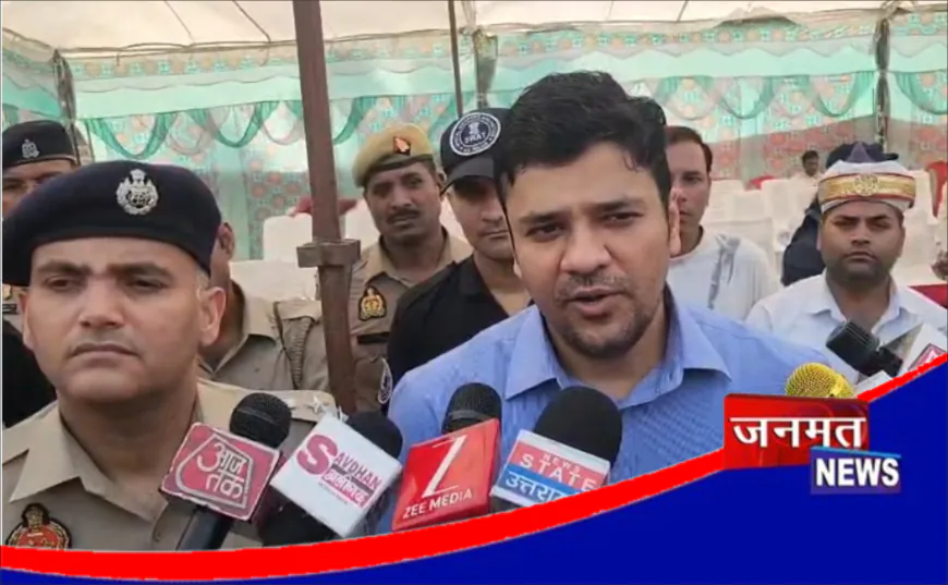 कड़ी सुरक्षा के बीच अलीगढ़ की ऐतिहासिक ईदगाह पर अदा हुई ईद की नमाज, प्रशासन पर उठे सवाल