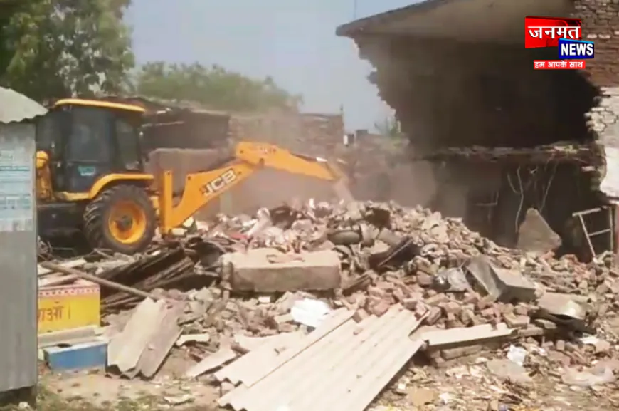 बहराइच: खलिहान की जमीन पर बने मदरसे और दुकानों पर चला बुलडोजर, हाईकोर्ट ने दिया था आदेश