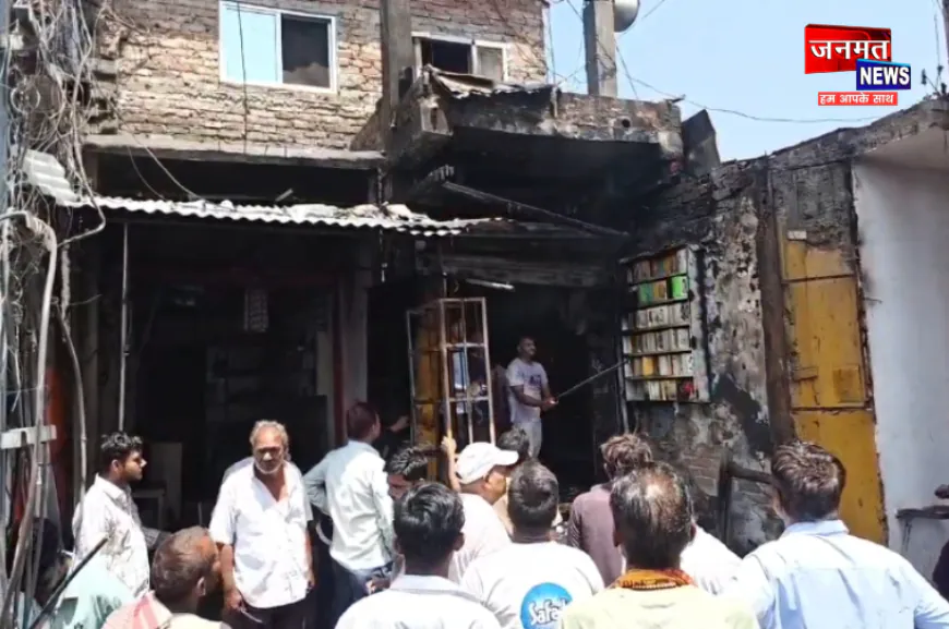 महराजगंज: दुकान में लगी भीषण आग, पुलिस चौकी तक पहुंची लपटें; लाखों का सामान जलकर राख
