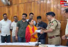 बहराइच: गुम मोबाइल मिलने पर खिले सैकड़ों परिवारों के चेहरे, SP ने 101 लोगों को सौंपे उनके फोन